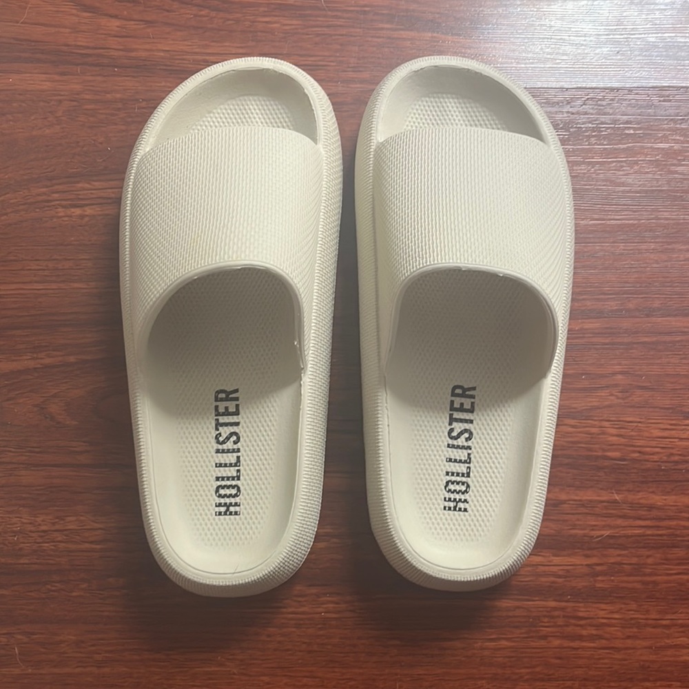 Hollister Comfy Logo Slides